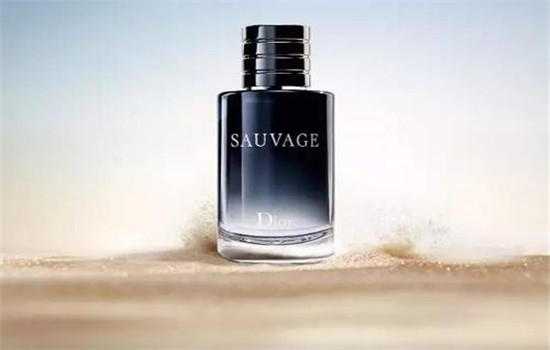 dior旷野是一款男士香水,这款香水适合所有都市男性,时尚型男,白领