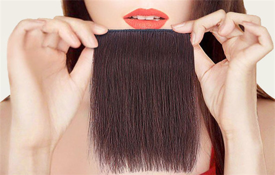 2,戴假发会对原本的头皮造成压力,长期的绑住头发会让自然生长的毛发